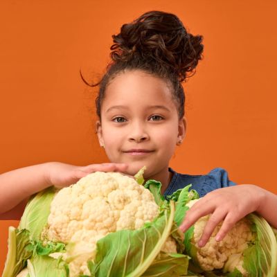 kind eet uit bakje tommytomato groen